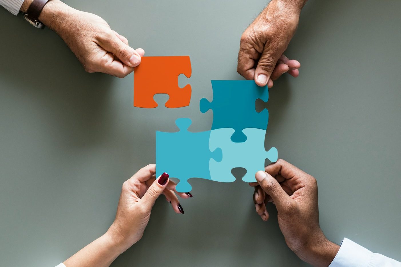 Ganzheitliche Betreuung Hände setzen Puzzlestücke zusammen