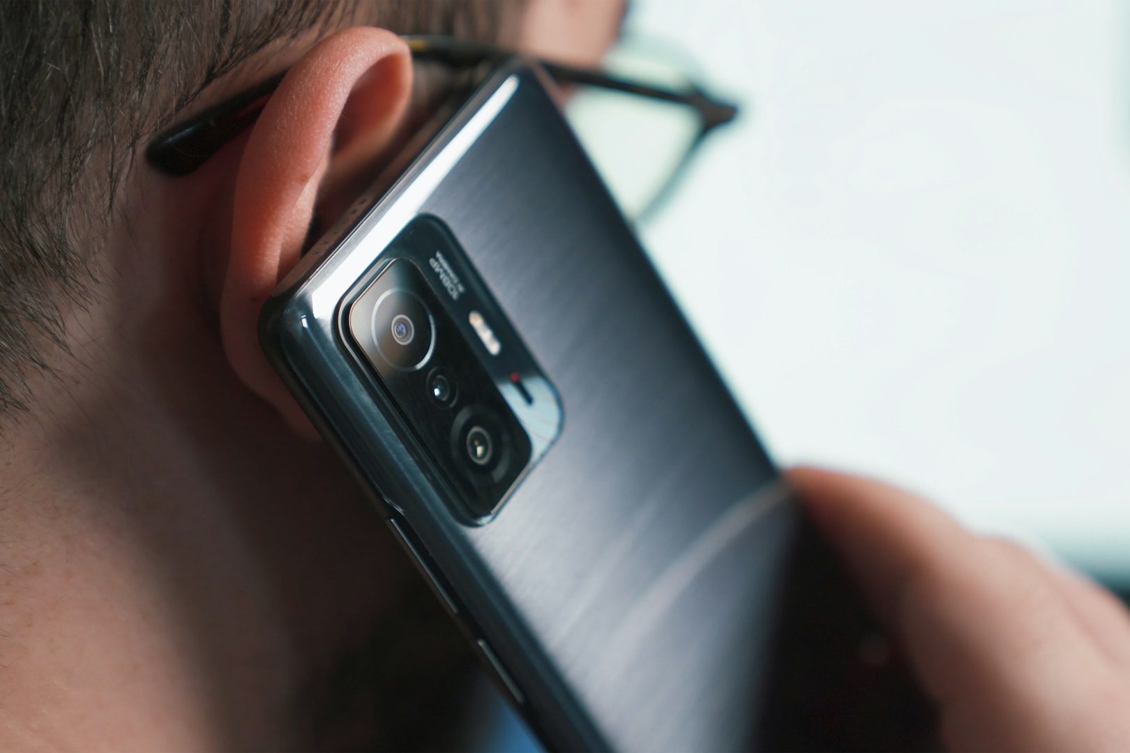 Eine Person hält ein Smartphone am Ohr