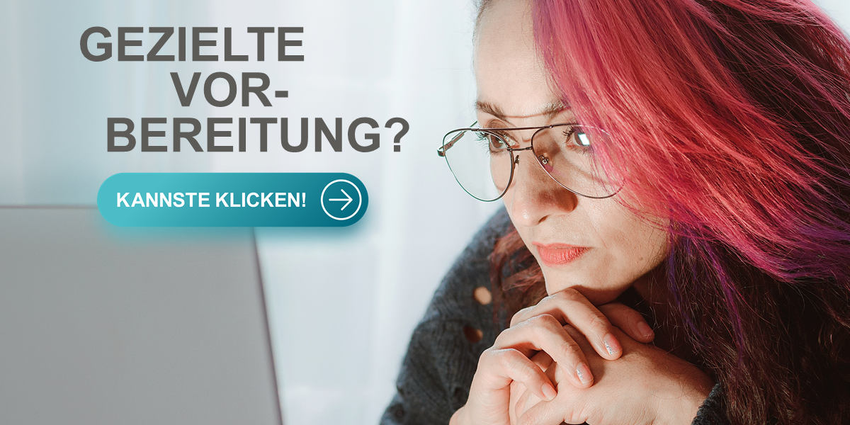 Ein Frau schaut auf einen Laptop.