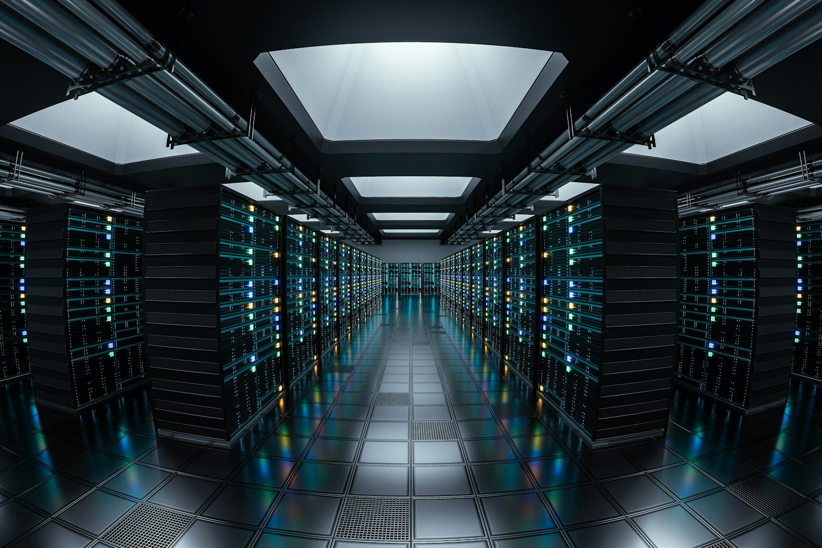 Datenzentrum mit Serverschränken und blauen LED-Leuchten in dunkler Umgebung.